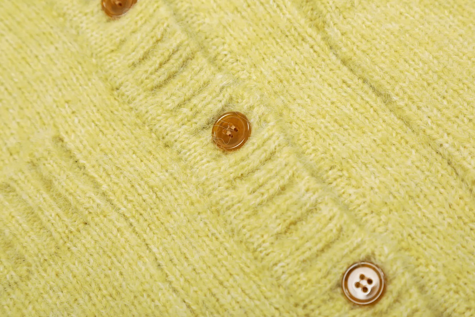 VIVI137 vivienne west wood 25th new spring style cardigan with three-color yarn splicing and embroidered chapter design 🧩 5.5-count custom-woven and dyed tunic wool, definitely not the spandex imitation wool on the market 🧩100% restoration of heavy-duty weaving method loose cuffs restored original pattern 🧩super high embroidery density single chapter 20,000 stitches of embroidery 🧩100% chemically tested custom-woven and dyed wool 0 color difference Size: 1 yard (90-110 pounds) 2 yards (110-130 pounds) 3 yards (130-150 pounds) Color: gray yellow